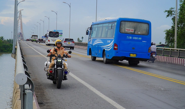 Cầu Rạch Miễu thoát kẹt xe nhờ cảnh sát giao thông điều tiết hợp lý - Ảnh 1.