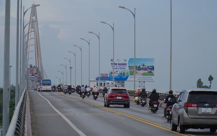 Cầu Rạch Miễu thoát kẹt xe nhờ cảnh sát giao thông điều tiết hợp lý - Ảnh 3.