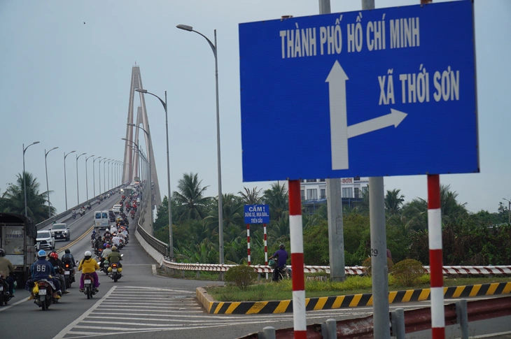 Cầu Rạch Miễu thoát kẹt xe nhờ cảnh sát giao thông điều tiết hợp lý - Ảnh 4.