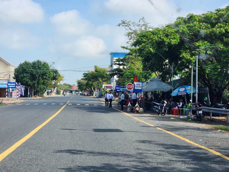 Nếu thu phí vào núi Sam không đầu tư cho cộng đồng thì nên tháo dỡ trạm? - Ảnh 2.