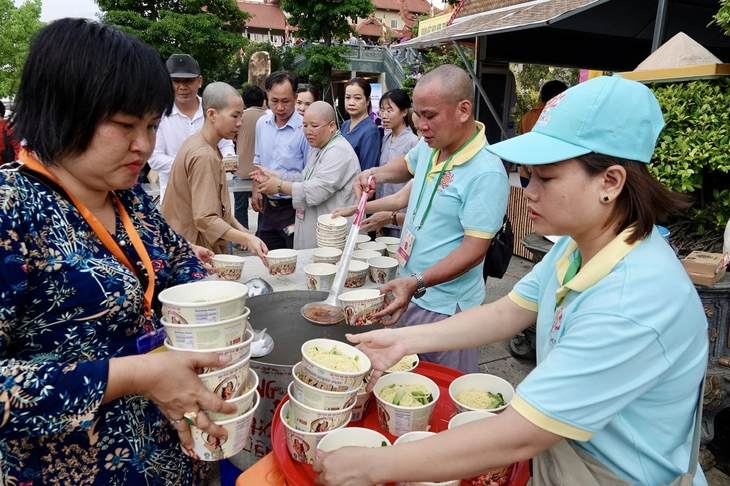 Chiêm bái xá lợi Phật - Ảnh 8. Hàng chục ngàn người dân và Phật tử đến chiêm bái xá lợi Phật - Ảnh 6.