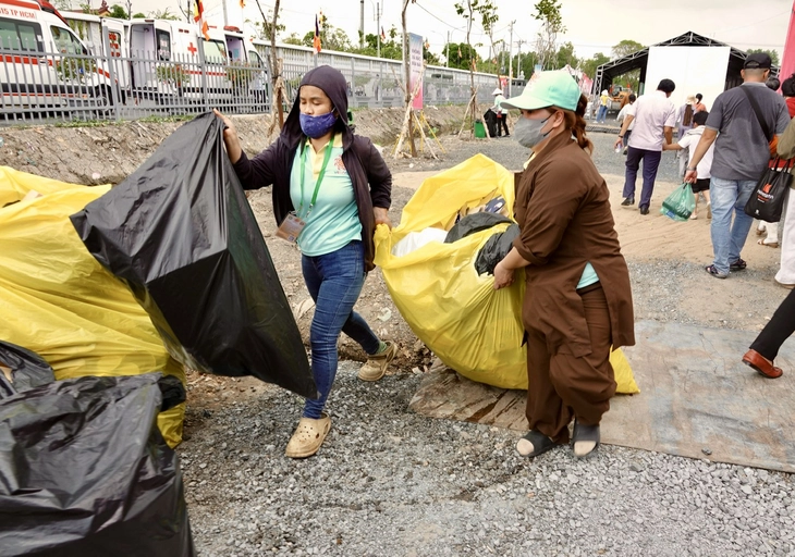 Chiêm bái xá lợi Phật - Ảnh 6. Hàng chục ngàn người dân và Phật tử đến chiêm bái xá lợi Phật - Ảnh 8.