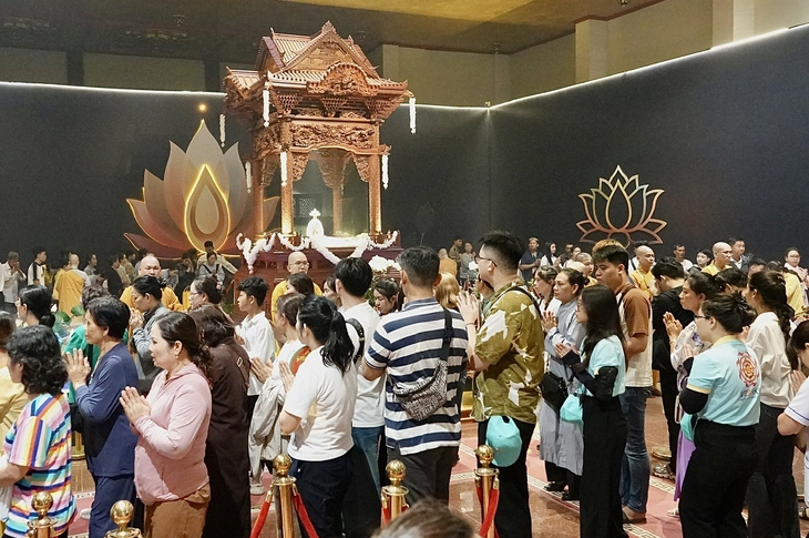 Chiêm bái xá lợi Phật - Ảnh 5. Hàng chục ngàn người dân và Phật tử đến chiêm bái xá lợi Phật - Ảnh 4.