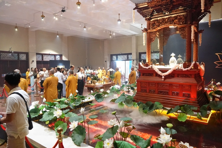 Chiêm bái xá lợi Phật - Ảnh 4. Hàng chục ngàn người dân và Phật tử đến chiêm bái xá lợi Phật - Ảnh 3.