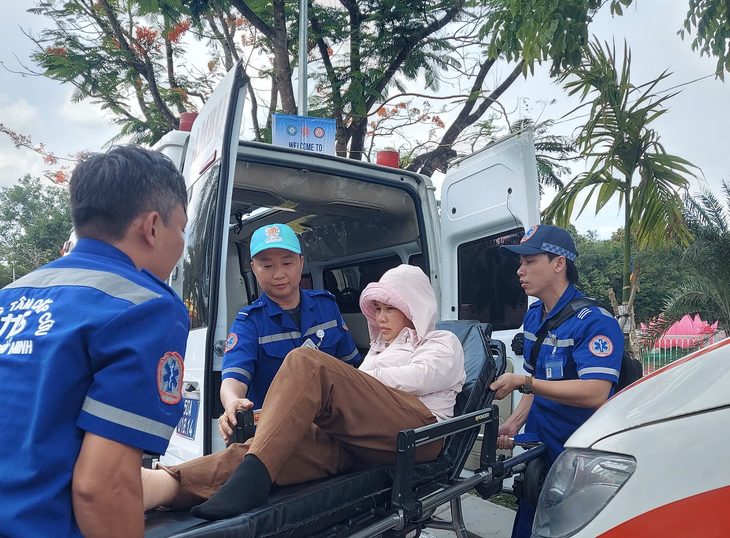 Kịp thời cấp cứu hàng trăm người dân bị say nắng khi chờ chiêm bái xá lợi Đức Phật - Ảnh 1.