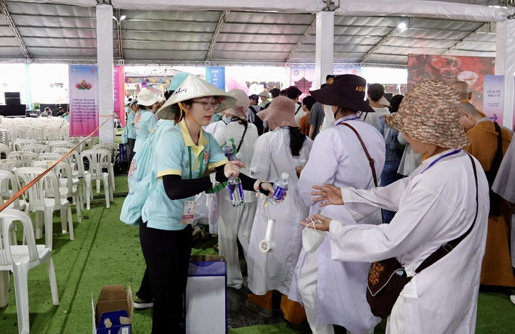 Chiêm bái xá lợi Phật - Ảnh 7. Hàng chục ngàn người dân và Phật tử đến chiêm bái xá lợi Phật - Ảnh 7.