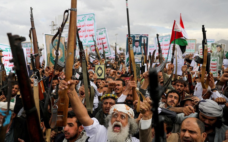 Houthi tuyên bố không buông tha tàu Israel dù ngừng bắn với Mỹ - Ảnh 2.