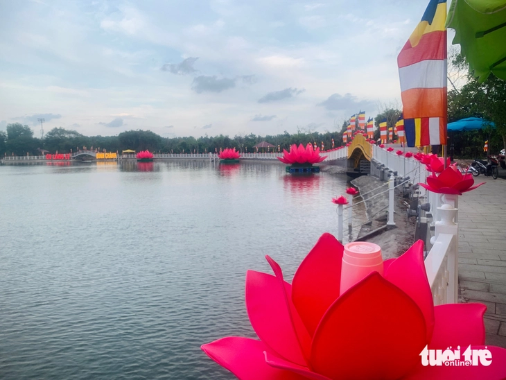 Vớt các hoa đăng thả xuống hồ công viên Láng Le sau lễ hội hoa đăng tại Vesak 2025 - Ảnh 1. hoa đăng - Ảnh 1.