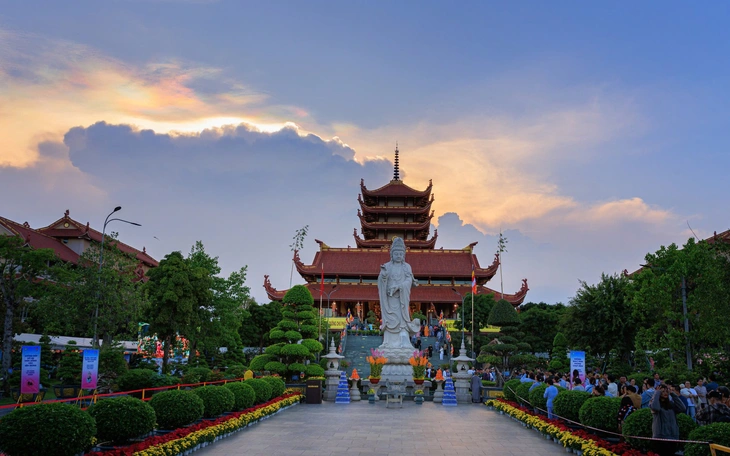 Mây ngũ sắc lại xuất hiện ở nơi tôn trí xá lợi Phật, núi Bà Đen - Ảnh 6.