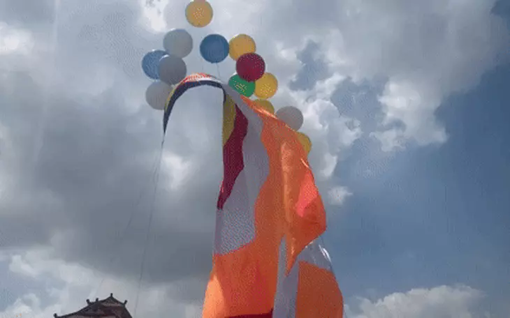 Vớt các hoa đăng thả xuống hồ công viên Láng Le sau lễ hội hoa đăng tại Vesak 2025 - Ảnh 4.