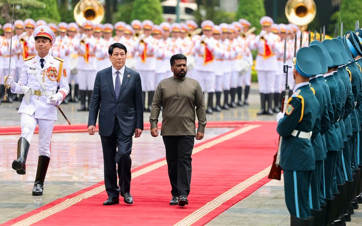 Chủ tịch nước Lương Cường cùng Tổng thống Sri Lanka thăm nhà sàn Bác Hồ - Ảnh 8.