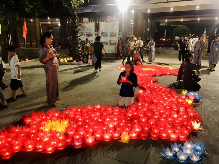 Đêm hoa đăng cầu nguyện hòa bình tại Vesak 2025 - Ảnh 3. hoa đăng - Ảnh 4.