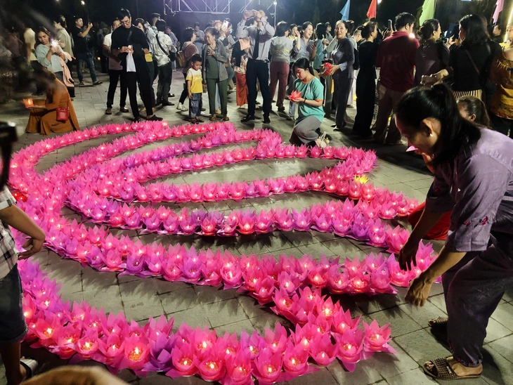 Đêm hoa đăng cầu nguyện hòa bình tại Vesak 2025 - Ảnh 4. hoa đăng - Ảnh 5.