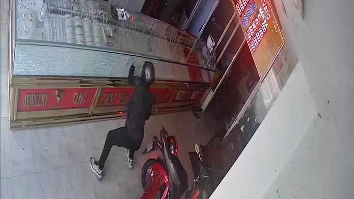 cướp tiệm vàng - Ảnh 1.
