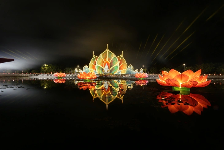 Đêm hoa đăng cầu nguyện hòa bình tại Vesak 2025 - Ảnh 2. hoa đăng - Ảnh 2.
