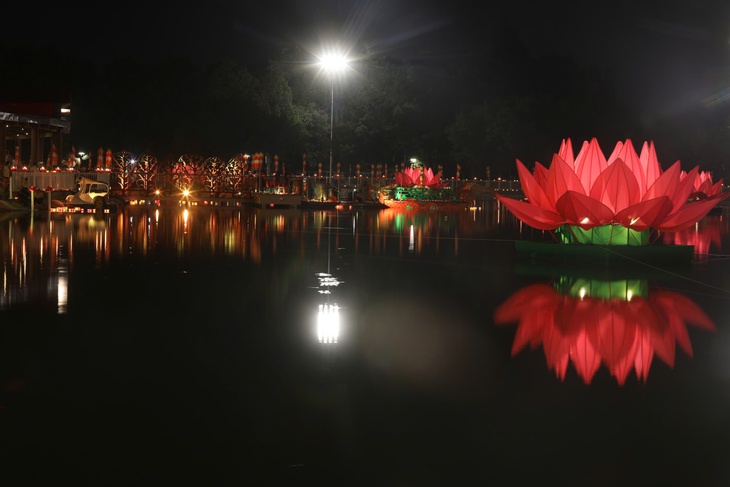 Đêm hoa đăng cầu nguyện hòa bình tại Vesak 2025 - Ảnh 7. hoa đăng - Ảnh 6.