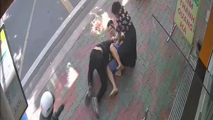 Camera ghi cảnh hai nghi phạm cướp tiệm vàng ở Hóc Môn - Ảnh 2.