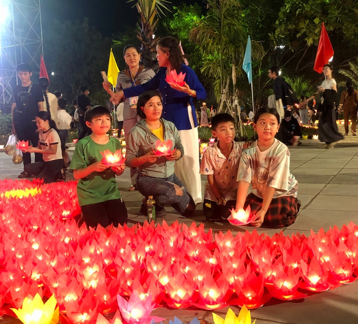 Đêm hoa đăng cầu nguyện hòa bình tại Vesak 2025 - Ảnh 2. hoa đăng - Ảnh 3.