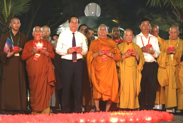 Đêm hoa đăng cầu nguyện hòa bình tại Vesak 2025 - Ảnh 1. hoa đăng - Ảnh 1.