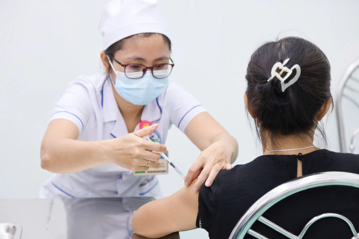 Nhiễm trùng zona thần kinh nặng do bệnh nhân zona 'đi khoán', đắp lá cây - Ảnh 1.