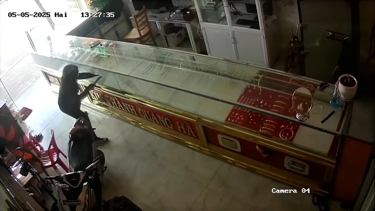 Camera ghi cảnh hai nghi phạm cướp tiệm vàng ở Hóc Môn - Ảnh 1.
