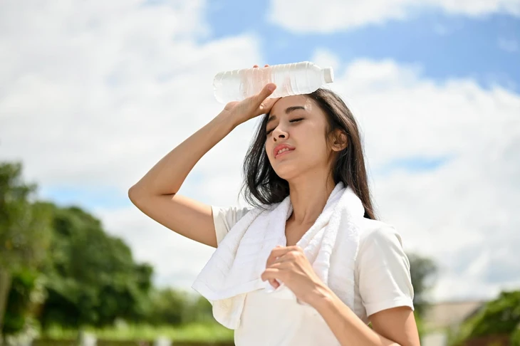 Nắng nóng, dân văn phòng ngồi điều hòa nhiều cẩn thận sốc nhiệt - Ảnh 1. Nắng nóng, dân văn phòng ngồi máy lạnh nhiều cẩn thận sốc nhiệt - Ảnh 3.