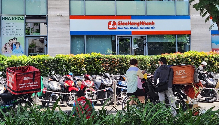 Lo cuộc đua hạ giá trong chuyển phát, sàn 'vừa đá bóng vừa thổi còi' - Ảnh 1.