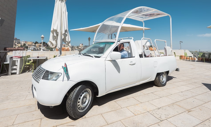 Chiếc xe 'popemobile' của Đức Giáo hoàng Francis sẽ trở thành phòng khám di động cho trẻ em Gaza - Ảnh 1.