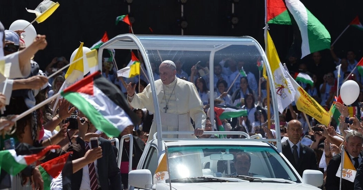 Chiếc xe 'popemobile' của Đức Giáo hoàng Francis sẽ trở thành phòng khám di động cho trẻ em Gaza - Ảnh 3.