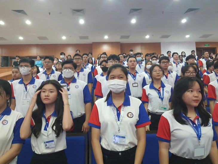 Trường đại học Y Dược Cần Thơ tăng học phí có đúng quy định? - Ảnh 1.