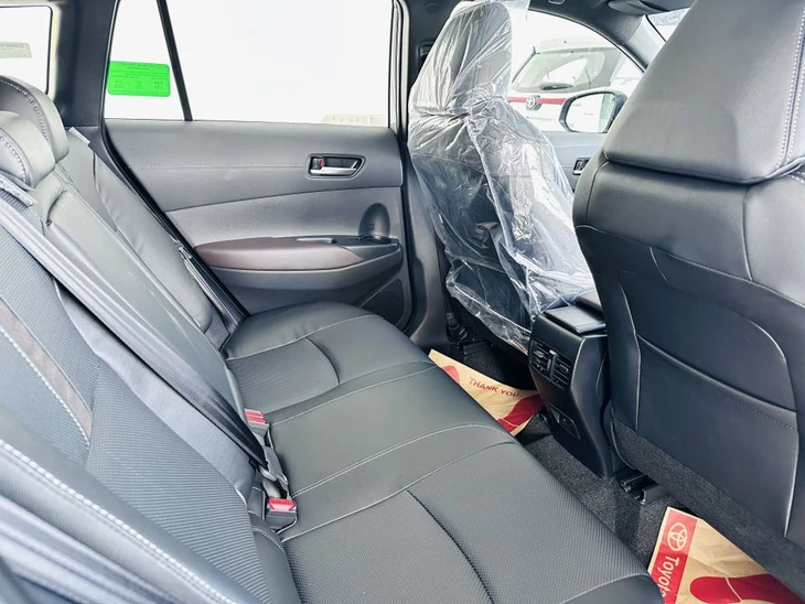 Toyota Corolla Cross giảm giá nhiều nhất 46 triệu đồng: Giá khởi điểm còn 779 triệu, càng làm khó nhóm 'đàn em' Seltos, Creta- Ảnh 9. Toyota Corolla Cross - Ảnh 7.