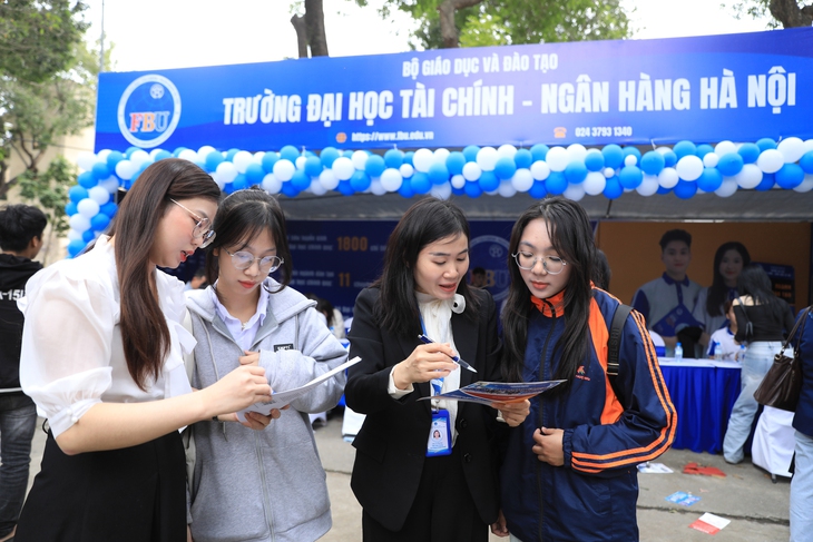Trường ĐH Tài chính - Ngân hàng Hà Nội - Ảnh 2.