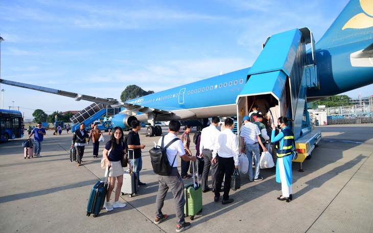Hàng không bắt đầu bán vé hè, giá tăng nhẹ - Ảnh 2.