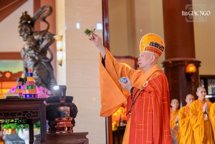 Khai đàn cầu siêu các anh hùng, liệt sĩ tại Đại lễ Vesak 2025 - Ảnh 2. Khai đàn cầu siêu các anh hùng, liệt sĩ tại Đại lễ Vesak 2025 - Ảnh 2.
