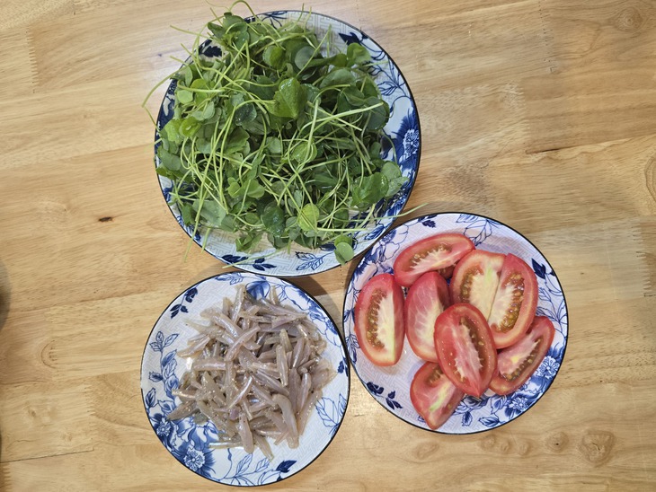 Chủ quán Mệ Chơn hướng dẫn nấu canh cá cơm lá me đất, bún xáo bò và cách muối cà trắng giòn - Ảnh 3. Mệ Chơn - Ảnh 3.
