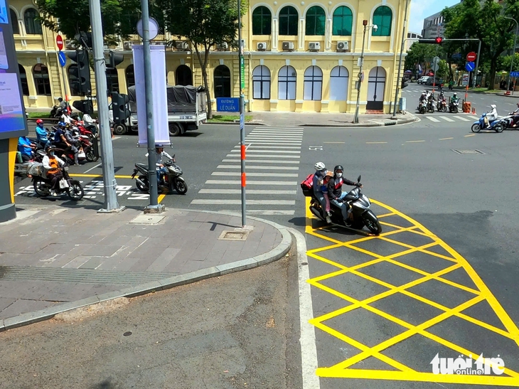 Có vạch mắt võng tại giao lộ Lê Duẩn - Tôn Đức Thắng, xe rẽ phải thuận lợi hơn - Ảnh 1.