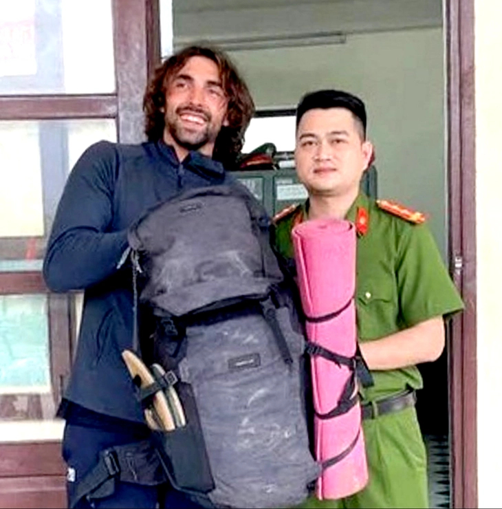 Du khách Thụy Sĩ đánh rơi ba lô khi đến Phong Nha, công an xã giúp tìm lại - Ảnh 1.