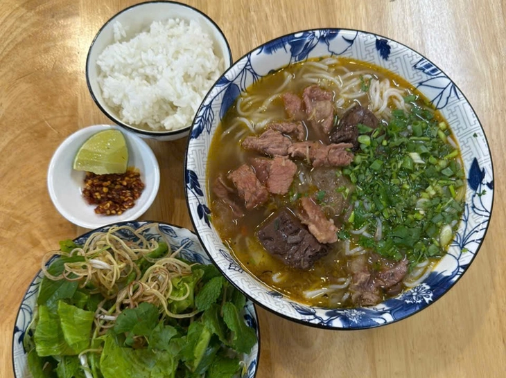 Chủ quán Mệ Chơn hướng dẫn nấu canh cá cơm lá me đất, Bún xáo bò và cách muối cà trắng giòn - Ảnh 4. Mệ Chơn - Ảnh 4.