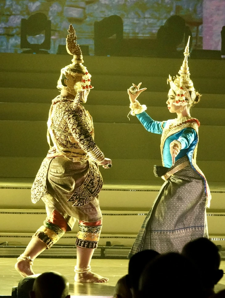 Hồ Quỳnh Hương hát Cõi thiêng ở đêm nhạc giao lưu văn hoá Phật giáo quốc tế của Đại lễ Vesak 2025 - Ảnh 6. Đêm nhạc giao lưu văn hóa Vesak: Sẻ chia ánh sáng từ bi, trí tuệ của Phật giáo đến muôn nơi - Ảnh 6.