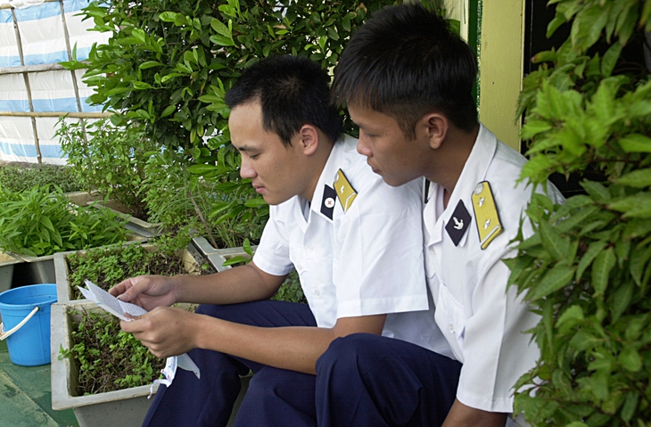 'Cột mốc chủ quyền sống' trên biển - Ảnh 6. hải quân - Ảnh 6.