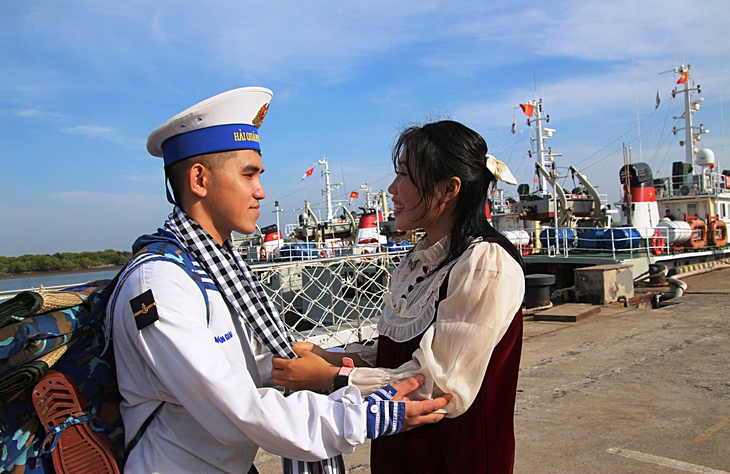 'Cột mốc chủ quyền sống' trên biển - Ảnh 5. hải quân - Ảnh 5.