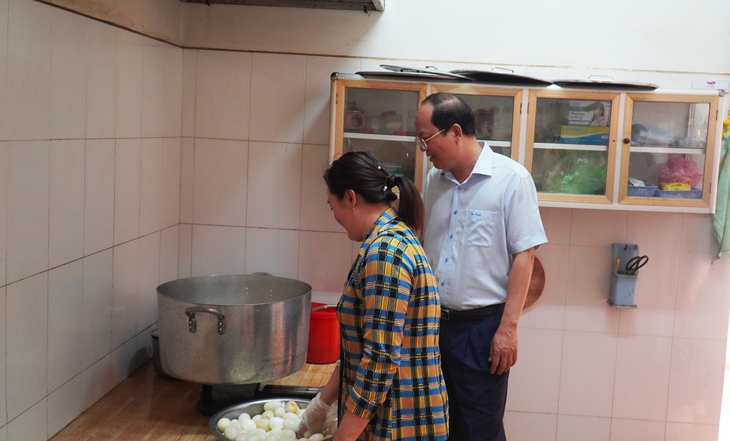 Cùng trường nhưng bạn được trợ cấp, bạn không, học sinh chạnh lòng - Ảnh 1.