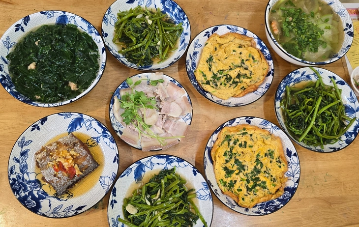 Chủ quán Mệ Chơn hướng dẫn nấu canh cá cơm lá me đất, bún xáo bò và cách muối cà trắng giòn - Ảnh 5. Ăn canh cá cơm lá me đất, bún xáo bò cơm nguội và cà pháo trắng giòn quán Mệ Nhơn - Ảnh 7.