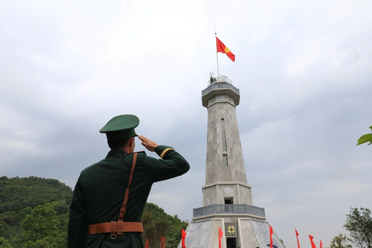 Lễ thượng cờ và gắn biển công trình cột cờ A Pa Chải - Ảnh 2.