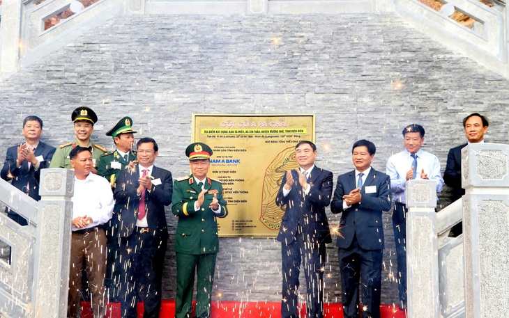 Lễ thượng cờ và gắn biển công trình cột cờ A Pa Chải - Ảnh 3.