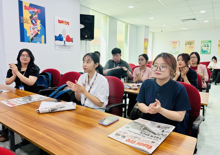 Sinh viên Trường đại học Quản lý và Công nghệ TP.HCM bắt đầu học tại báo Tuổi Trẻ - Ảnh 8.