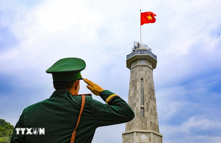 Lễ thượng cờ và khánh thành cột cờ A Pa Chải, nơi gắn liền cột mốc cực Tây Tổ quốc - Ảnh 1.