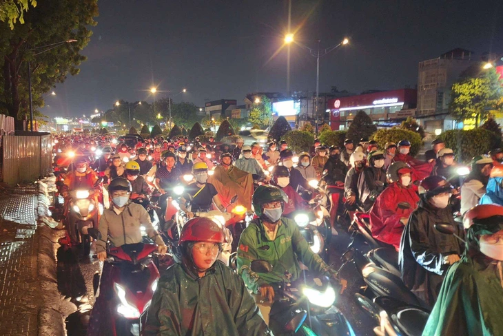 Mưa ầm ầm ở TP.HCM, mây dông đậm đen khắp Đông Nam Bộ - Ảnh 6.