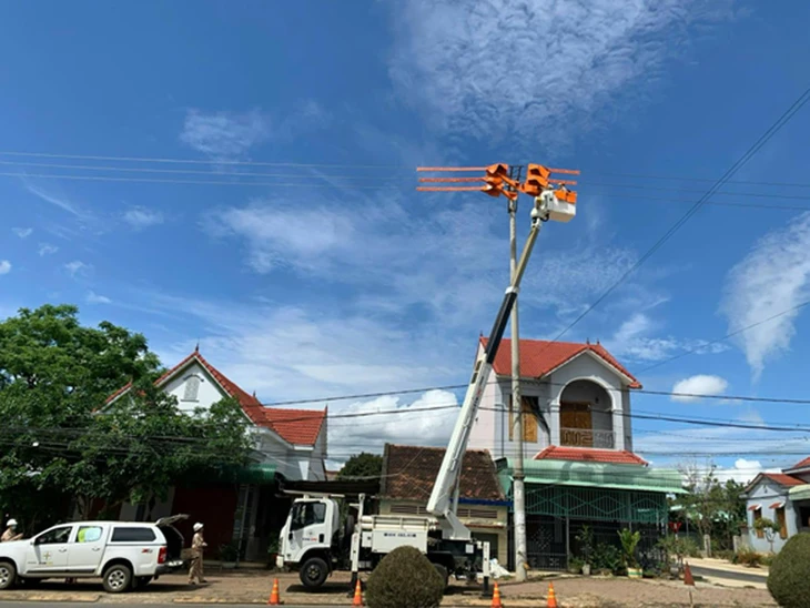 Sửa chữa điện hotline giữa nắng nóng cao nguyên - Ảnh 1.