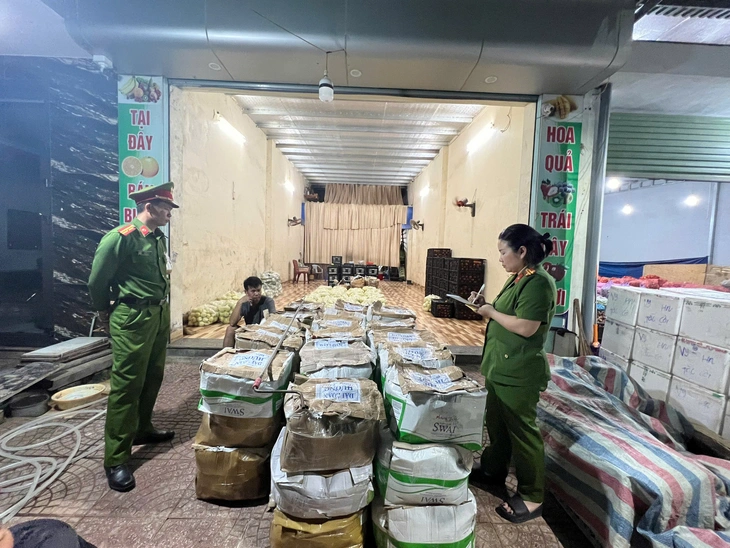 Thu giữ hơn 3 tạ rau quả nhiễm hóa chất độc hại - Ảnh 2.